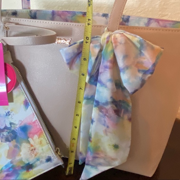 Betsey Johnson Large Tote With Scarf & Wristlet Gorgeous NWT - Picture 15 of 16